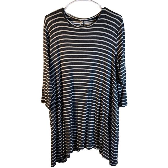 Lovely Souls Gray Long top flared on bottom Size 3X - Picture 2 of 8